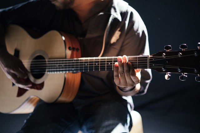 Guitar — bé học đàn guitar